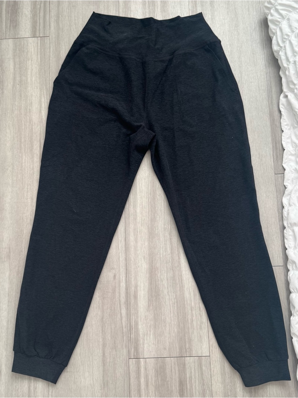 Beyond Yoga spacedye black charcoal joggers size medium - Picture 4 of 9